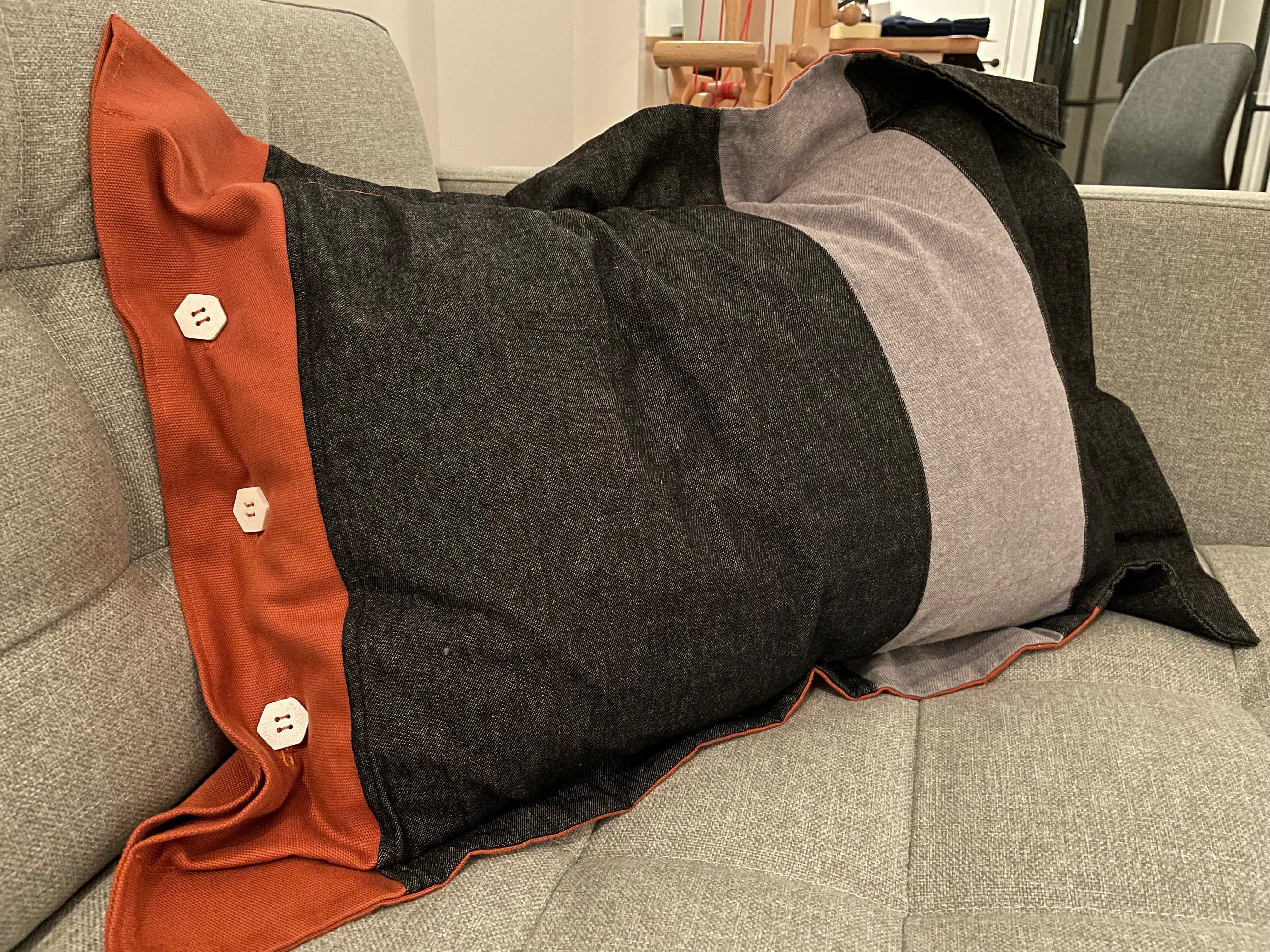 Pillowcase with 3D printed buttons